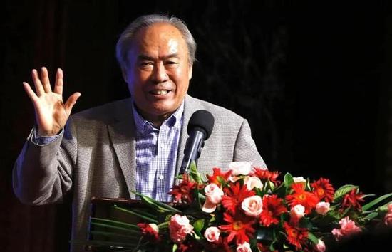 罗马诺在其专栏中谈到了阿劳霍的最新情况，他表示拜仁如果想在冬窗操作这笔转会将会非常艰难，球员在巴萨感到很开心。
